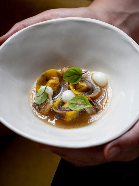 Tortellini De Bolonesa De Anguila En Caldo De Cebolla Y Parmesano En Atalaya