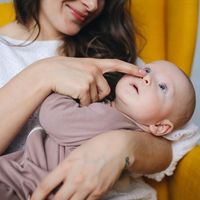 Confirmado por la ciencia: el mejor relajante para un bebé son los abrazos de mamá o papá