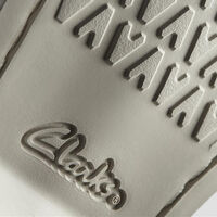 Clarks rebaja a mitad de precio las zapatillas de piel más cómodas para despedir el verano