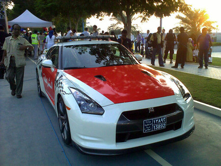 Nissan GT-R policial Abu Dhabi