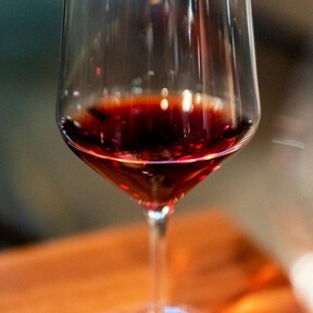 Este vino, con 96 puntos Parker, vale un dineral, pero deberías probarlo una vez en la vida