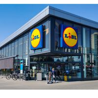 La tumbona de Lidl con parasol, rebajada 30 euros para que disfrutes de la primavera en tu terraza 