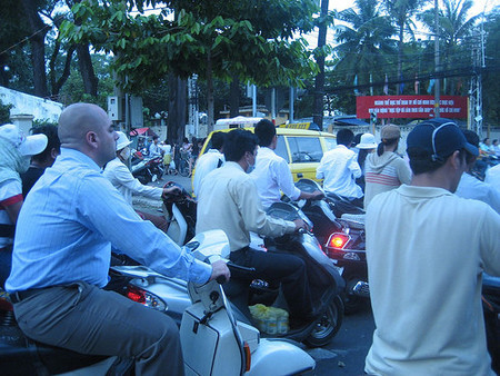 ¿Tienes poco pecho? Pues no puedes conducir motocicletas