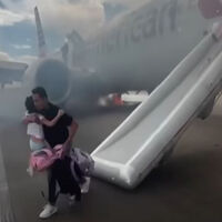 Hubo que evacuar un avión por un incendio en el tren de aterrizaje. No pasó nada, pero es el ejemplo perfecto de lo que no hay que hacer