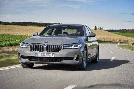 BMW 320e y BMW 520e son las nuevas versiones de entrada de estos híbridos enchufables
