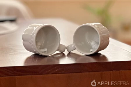 アイデアとしては、ヘッドフォンがほぼこのようにカップに収まるということです。