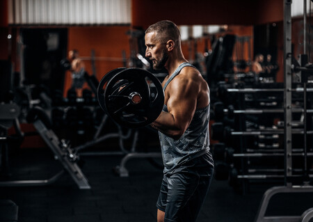 Cinco ejercicios perfectos para conseguir unos bíceps grandes si has empezado a entrenar a los 40