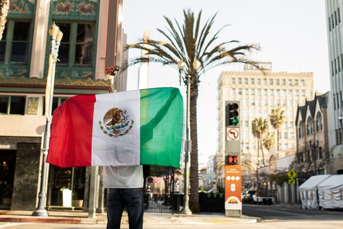 Mientras el mundo no deja de darle la espalda a Estados Unidos como destino turístico, un país lleva la contraria: México