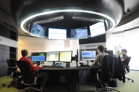 Director de Interpol: "Mientras Estados Unidos y Kaspersky se enfrentan, los cibercriminales colaboran entre ellos"