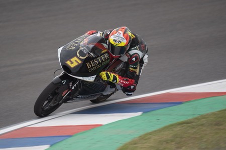 Jaume Masiá se lleva el GP de Argentina de Moto3 en una infartante última vuelta con 17 pilotos luchando por ganar