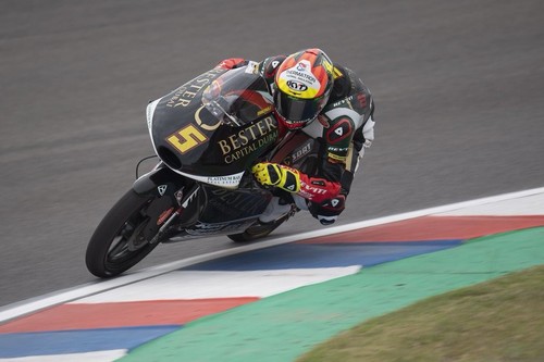 Jaume Masiá se lleva el GP de Argentina de Moto3 en una infartante última vuelta con 17 pilotos luchando por ganar