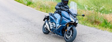 Probamos el Honda Forza 750: una moto de largo alcance con 57 CV pero tan fácil y práctica como un scooter