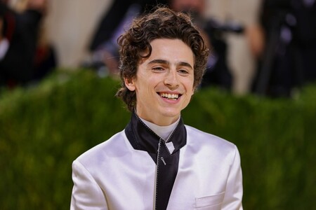 Timothée Chalamet le es fiel al blanco y negro (y las zapatillas Converse) en su look de la Gala del MET