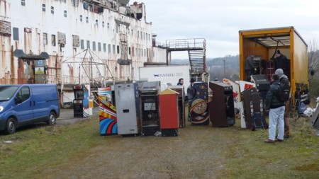 Un grupo de personas descubre y recupera en un barco abandonado más de 50 máquinas recreativas