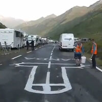 Los fans del Tour de Francia pintan tantos penes en las carreteras que han creado un equipo especial que los borra y convierte en arte