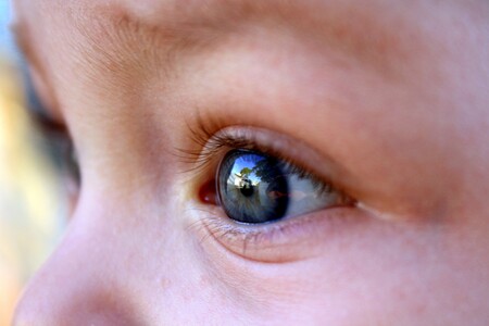 Cómo poner gotas en los ojos de los niños, sin llantos ni agobios