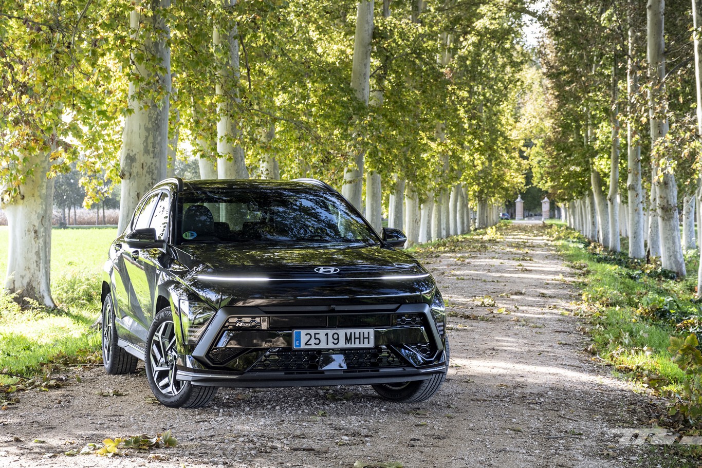 Probamos el nuevo Hyundai Kona híbrido: un SUV que gana poco por fuera pero mucho por dentro