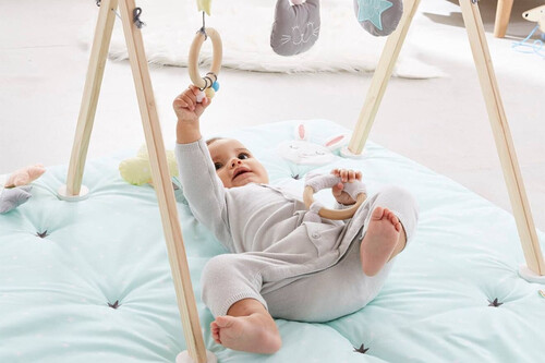 Cómo estimular la coordinación ojo-mano en los bebés 