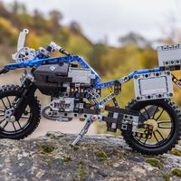 Viaja directo a tu infancia con la BMW R 1200 GS Adventure de LEGO