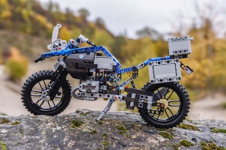 Viaja directo a tu infancia con la BMW R 1200 GS Adventure de LEGO