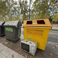 Si tu microondas empieza a echar chispas, no lo tires: suele ser culpa de una placa de cartón que cuesta 2 euros