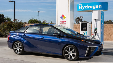 BMW y Toyota relativizan el auge del coche eléctrico, y van a apostar fuerte por el coche de hidrógeno