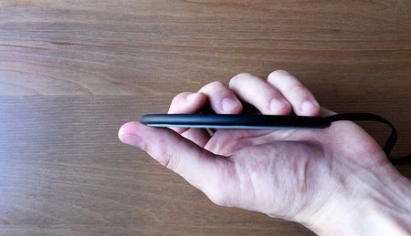 スリム充電器だと軽々しくは言いません。