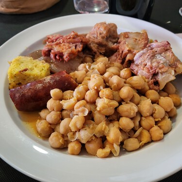 Si quieres comer un cocido de espectáculo este restaurante a una hora de Madrid tiene uno de los mejores
