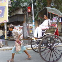 Éste son el hombre y la mujer que han realizado el viaje más largo en rickshaw/bicitaxi 