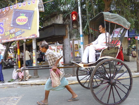 Éste son el hombre y la mujer que han realizado el viaje más largo en rickshaw/bicitaxi