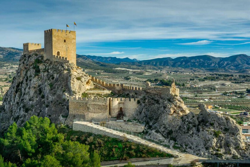 Con uno de los castillos más sorprendentes de Alicante, este pueblo es una de las joyas del no tan conocido interior de la provincia