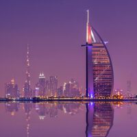 China ha estado usando Dubái como almacén de lujo para sus coches eléctricos. Ahora la guerra está frenando sus exportaciones, también a Europa 