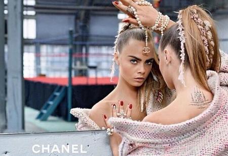 Me encanta como sale Cara Delevingne en la nueva campaña de Chanel