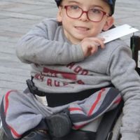 Iker, un niño de cinco años con displasia caudal, pide ayuda para cumplir su sueño: poder caminar con "piernas de robot"