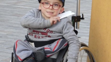 Iker, un niño de cinco años con displasia caudal, pide ayuda para cumplir su sueño: poder caminar con "piernas de robot"