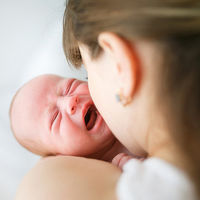 Cólicos en el bebé: ¿es cierto que hay alimentos durante la lactancia materna que le producen gases?