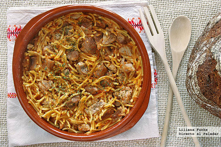 Fideos a la cazuela con cerdo. Receta tradicional
