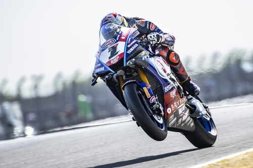 Toprak Razgatlioglu estrena triplete en Donington Park para mantener viva la reválida del mundial de Superbikes