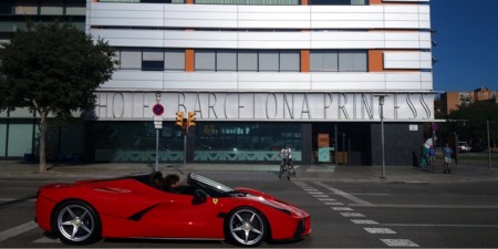 Y este es el Ferrari LaFerrari Aperta paseando por Barcelona con vídeo incluído