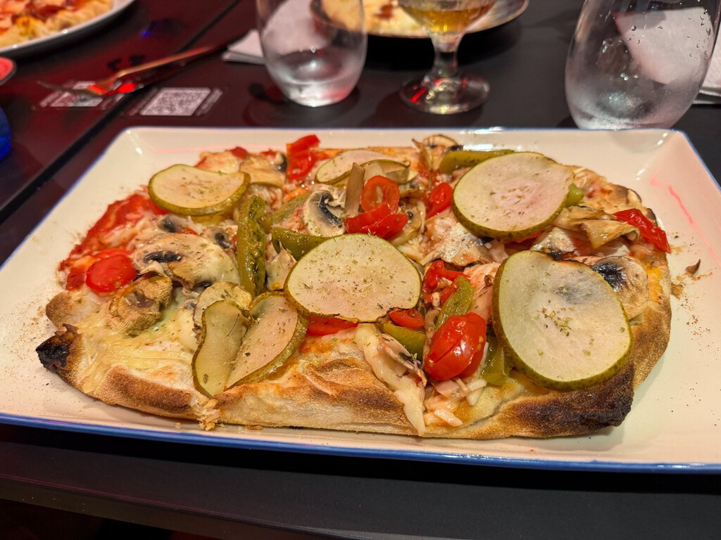 Con mozzarella vegetal, pera y champiñones: así descubrí la pinsa romana en un restaurante bien peculiar de San Sebastián