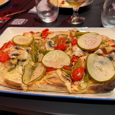 Con mozzarella vegetal, pera y champiñones: así descubrí la pinsa romana en un restaurante bien peculiar de San Sebastián 