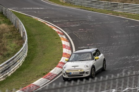 El MINI Electric es un coche eléctrico con capacidad para hacer Nürburgring Nordschleife sin tocar el pedal de freno