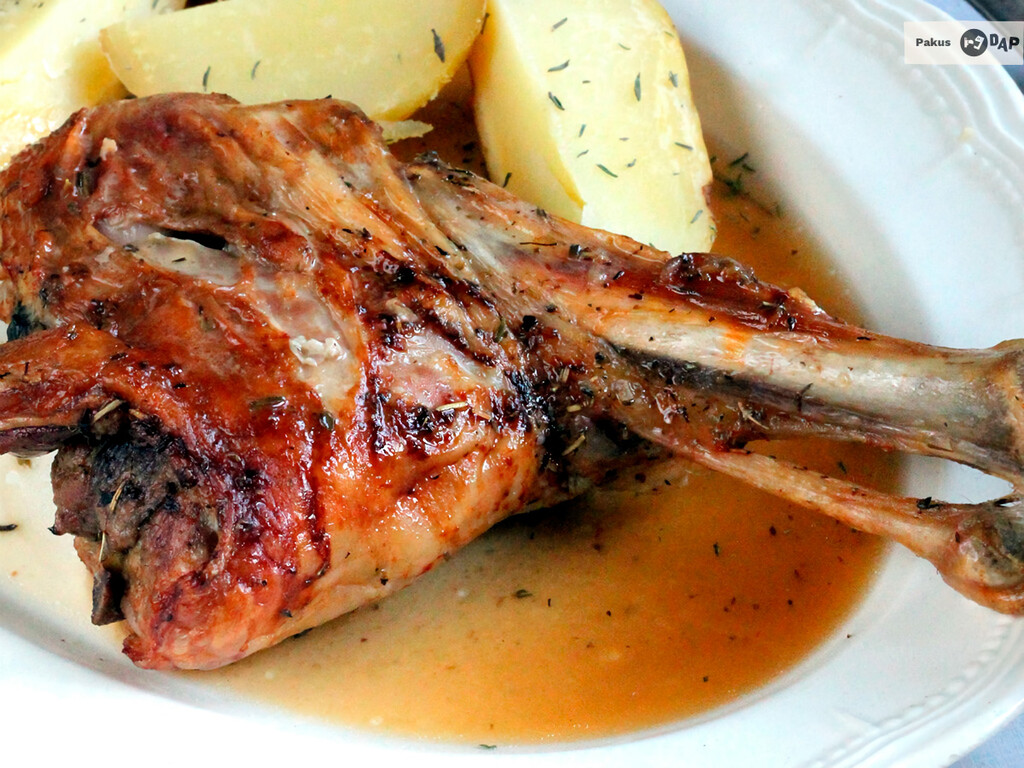 Pierna de cordero al horno, nuestra mejor receta para una carne jugosa y llena de sabor