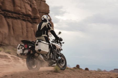 Triumph te ayuda a decidirte regalando las maletas Expedition (735 €) al comprar una Tiger