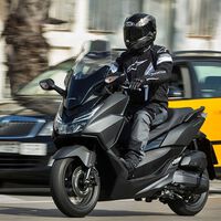 Piden poner peajes urbanos para las motos en Barcelona porque causan muchos accidentes. La última parte del plan es prohibirlas