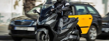 Piden poner peajes urbanos para las motos en Barcelona porque causan muchos accidentes. La última parte del plan es prohibirlas