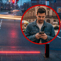 Cada vez más gente cruza la calle sin mirar por ir viendo el teléfono, así que las ciudades cambiarán sus semáforos: así es como buscan prevenir atropellamientos