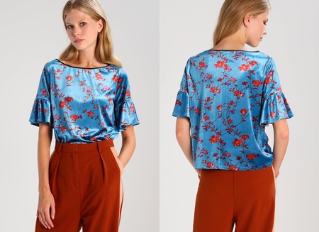50% de descuento en esta camiseta azul con estampado floral de mint&berry: ahora 19,95 euros en Zalando
