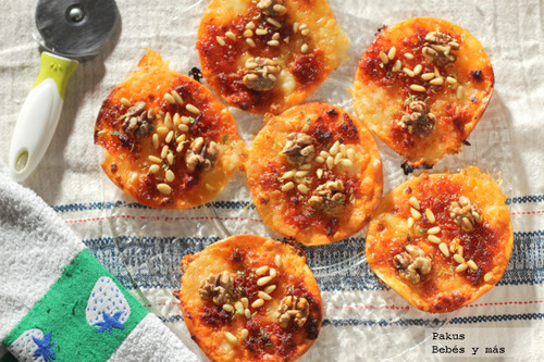 Pizzas individuales de sobrasada, miel, nueces y piñones. Receta