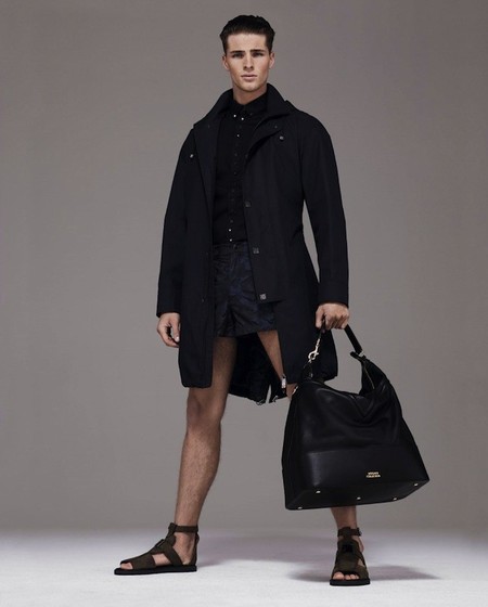 ¿Un Versace fácil de poner y asequible? Pues parece que la Primavera-Verano 2014 nos lo trae...